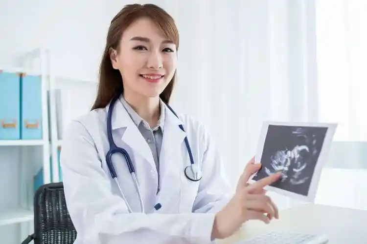 西安跨越孕育难关：试管代生家庭的艰辛与新生喜悦